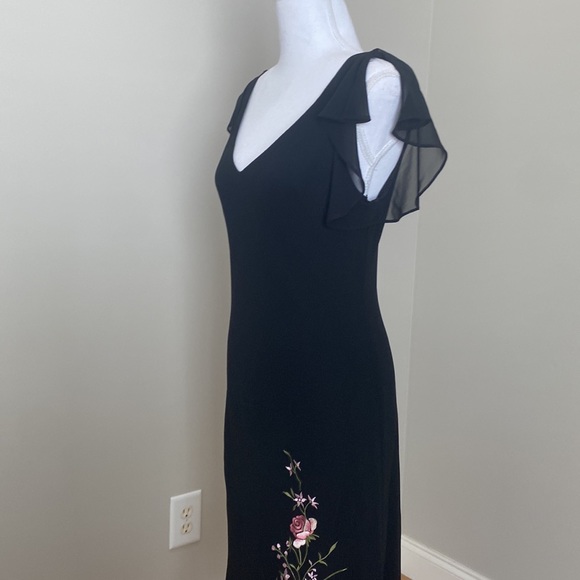 Beautiful Black Dress with V-Neck with Embroidered Floral Detail - Picture 5 of 9